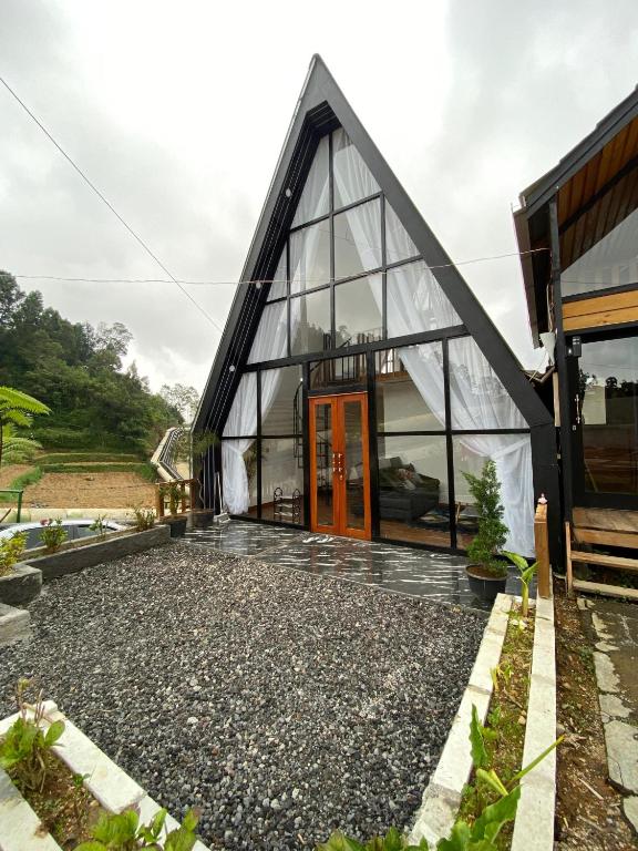 szklany dom z czarnym dachem w obiekcie Zaa Villa w mieście Diyeng