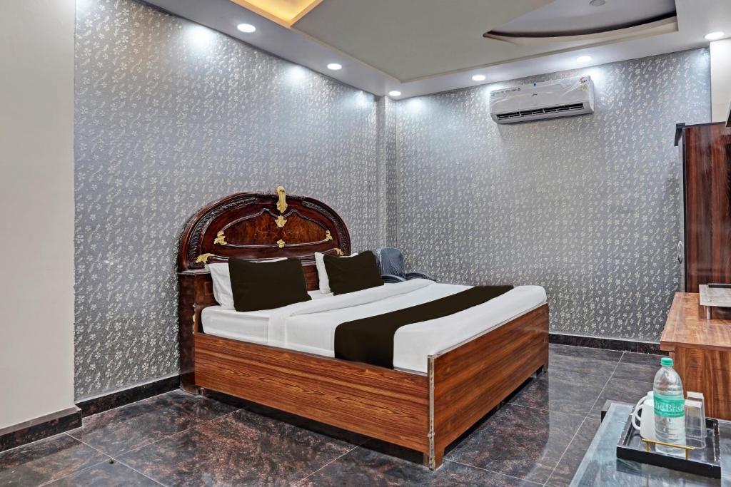 a bedroom with a bed in a room at OYO HOTEL MOUNT PALACE in New Delhi