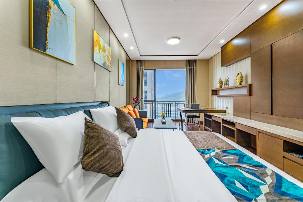 广州Poly Pivot International Aparthotel Guangzhou East Railway Branch - Free Shuttle Bus to Canton Fair Complex During Canton Fair Period的一间客厅,客厅内配有一张白色的大床