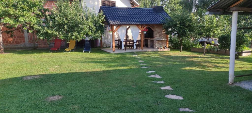 Vonkajšia záhrada v ubytovaní Mašenka