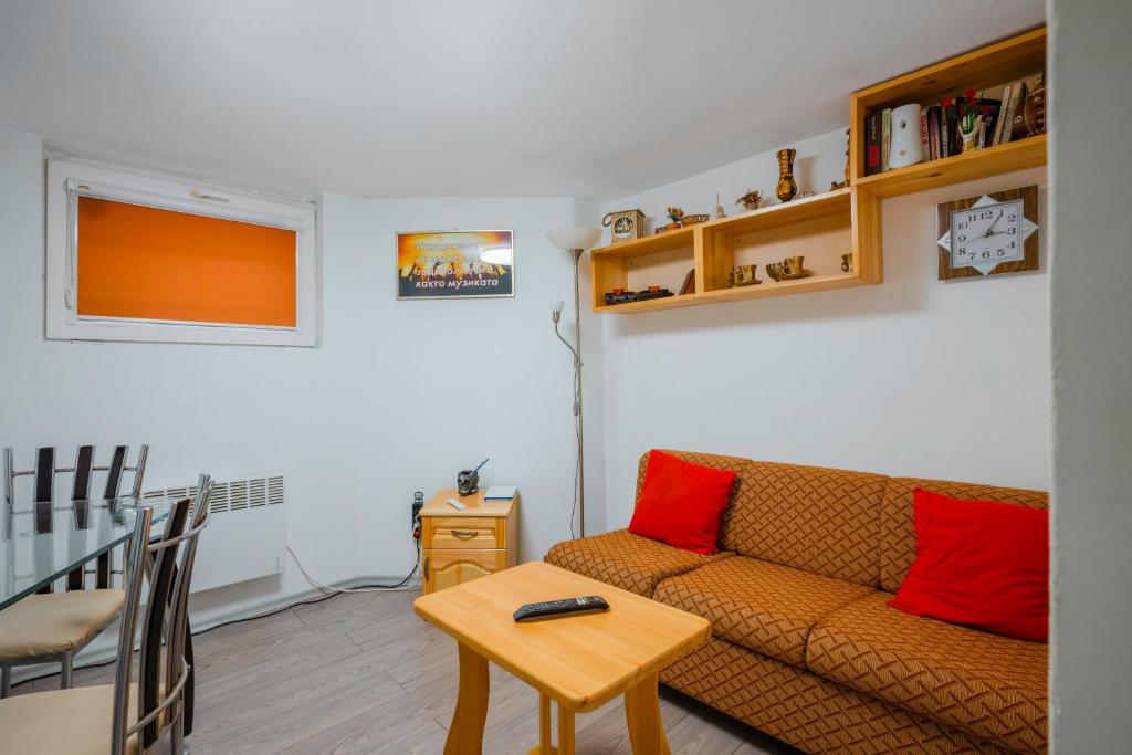 un soggiorno con divano e tavolo di The Secret Spot 1BD Apartment a Sofia