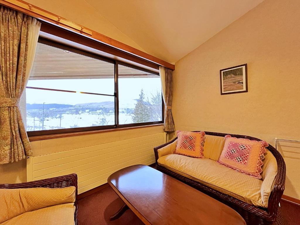 Posezení v ubytování ペンション湖風 KOFU a lodging accommodation