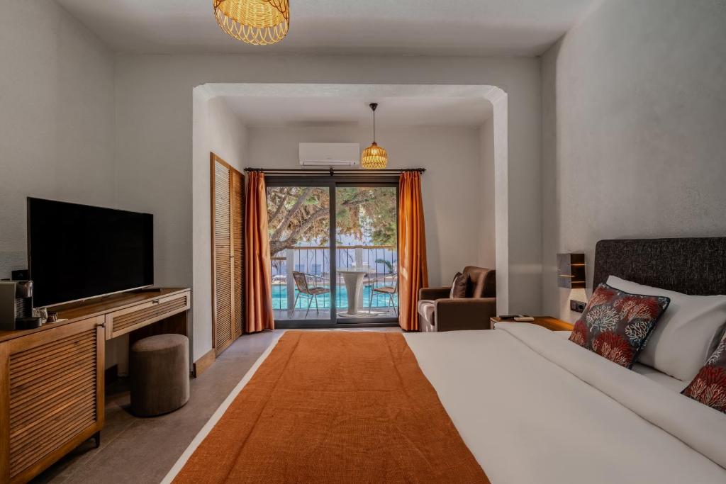 A bed or beds in a room at Hotel Centro Bodrum