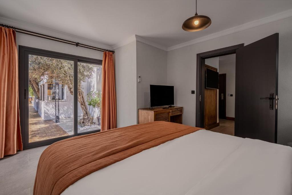 A bed or beds in a room at Hotel Centro Bodrum