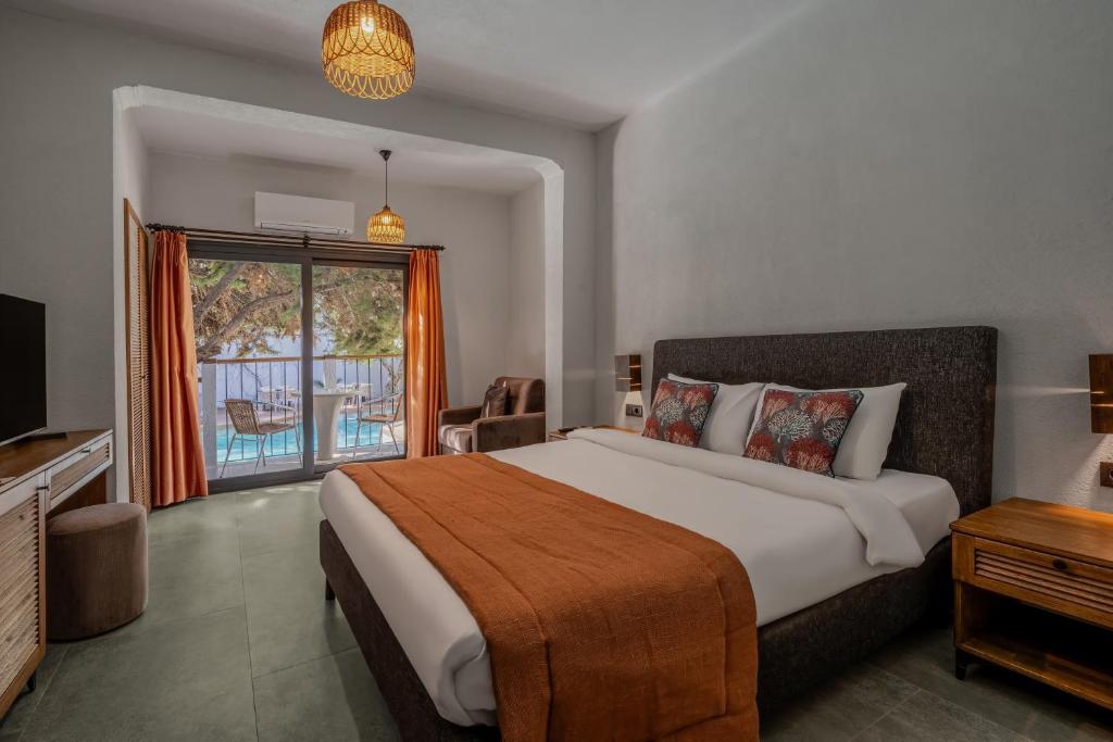 A bed or beds in a room at Hotel Centro Bodrum