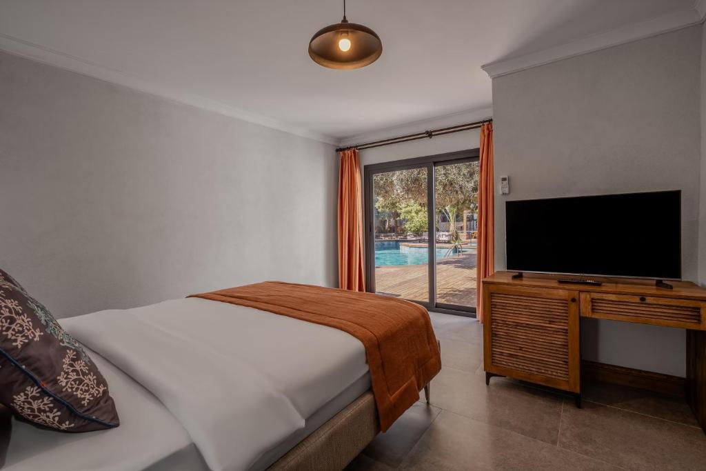 A television and/or entertainment centre at Hotel Centro Bodrum