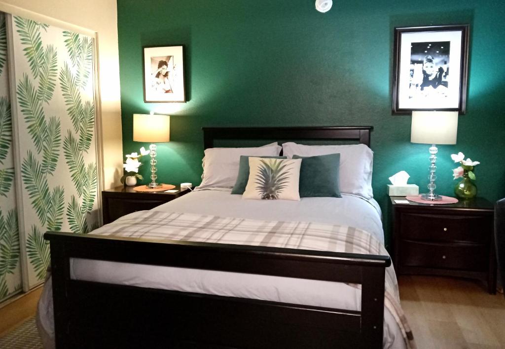 Säng eller sängar i ett rum på R & R at the Emerald guest room
