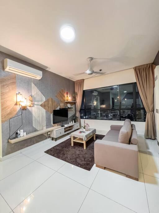 Una sala de estar con un sofá y un televisor. en Kajang Oasis@MKH Boulevard, en Kajang