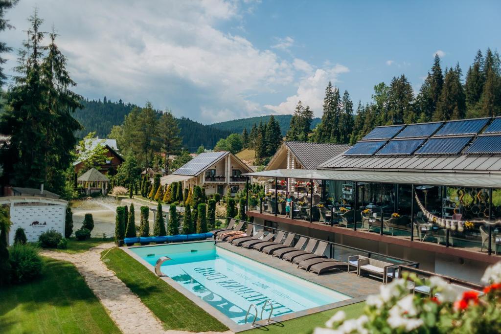 een luchtzicht op een resort met een zwembad bij Шале "Ведмежий Двір" in Palyanytsya