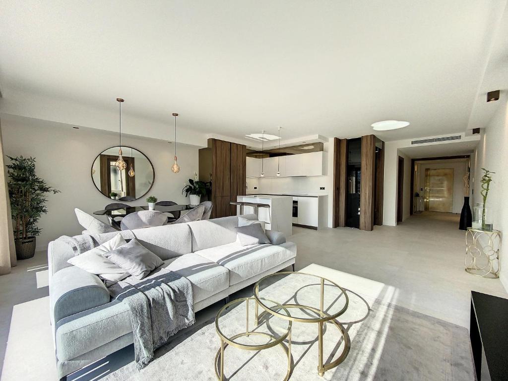 un salon avec un canapé et une table dans l'établissement GRA6B - Gray d'Albion, 3 pièces avec terrasse, à Cannes