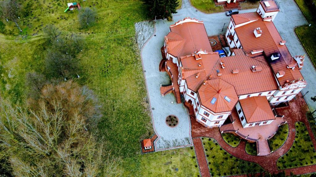Pohľad z vtáčej perspektívy na ubytovanie Pałac Myślęta