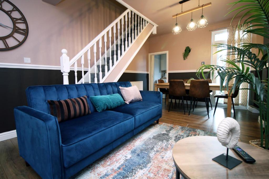 sala de estar con sofá azul y mesa en Cosy 3BR Home, Scenic Views, Ideal for Walks & Work, en Abertillery