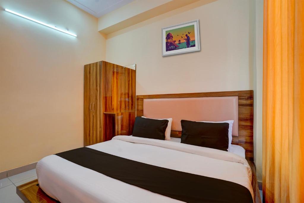 A bed or beds in a room at OYO HOTEL STAY INN