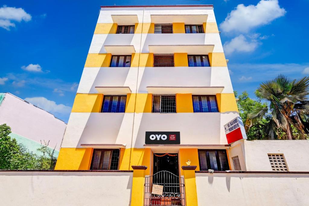 un edificio con un cartel de aoops en él en OYO 824158 MK Raja Homes, en Chennai