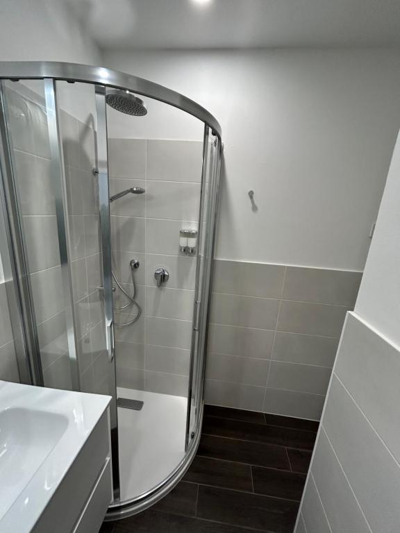 een badkamer met een douche en een wastafel bij Lake Home Apartments in Lipomo