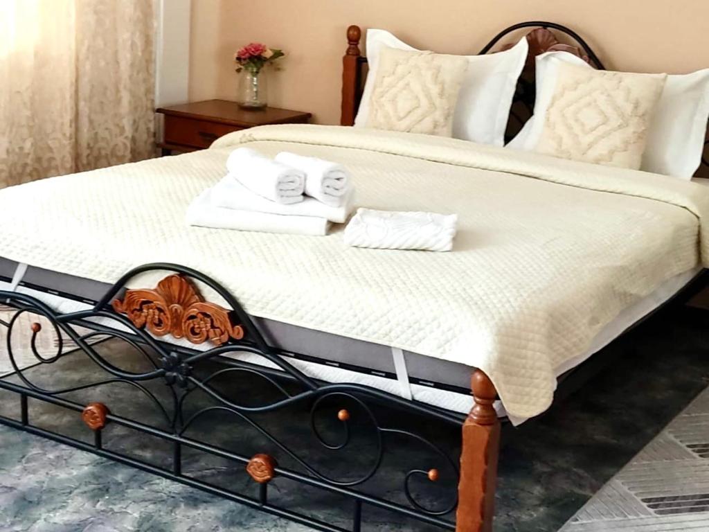 Ένα ή περισσότερα κρεβάτια σε δωμάτιο στο Like Home Guest Rooms