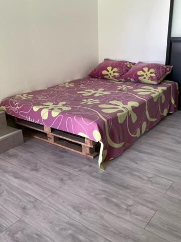 Łóżko lub łóżka w pokoju w obiekcie Studio climatisé et tout équipé
