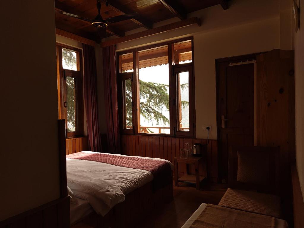 Postel nebo postele na pokoji v ubytování TSUKIMI Homestay, Naggar, Manali