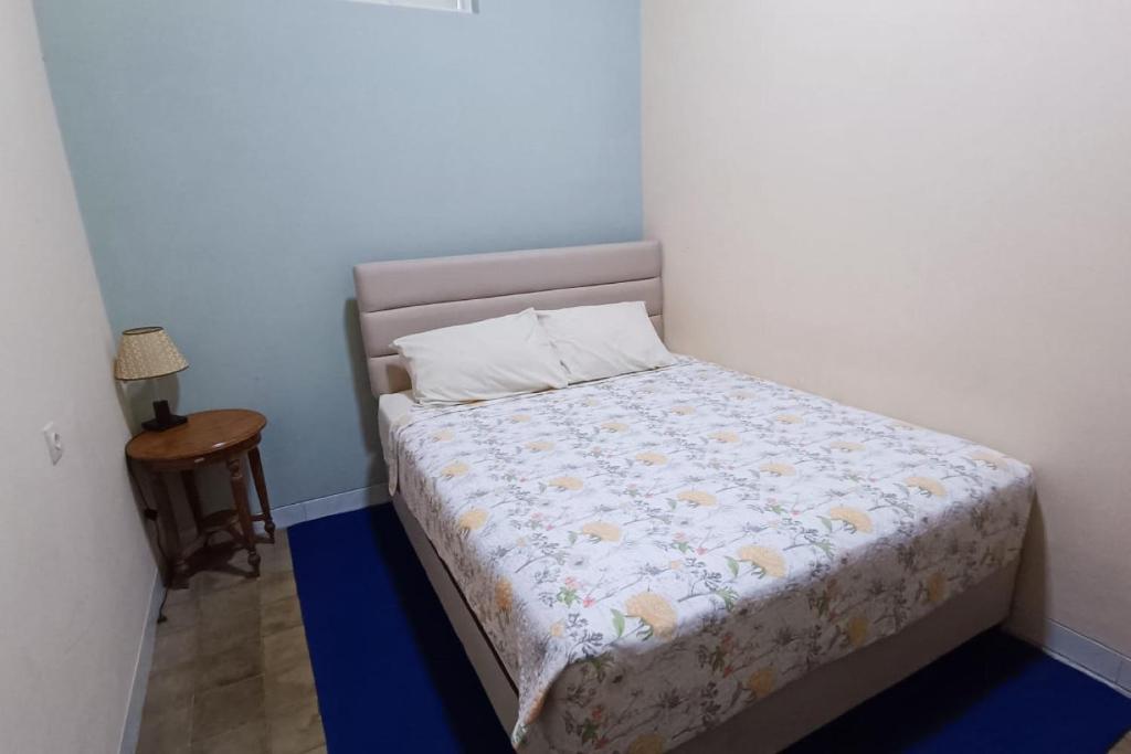 Katil atau katil-katil dalam bilik di SPOT ON 93832 Lies Kostel Syariah