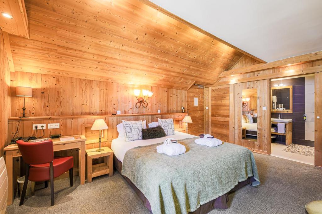 Postel nebo postele na pokoji v ubytování Hôtel et Spa les Clarines