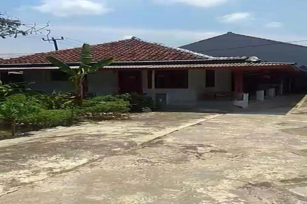 una casa con una entrada delante de ella en OYO 93841 Panorama Dewi, en Subang