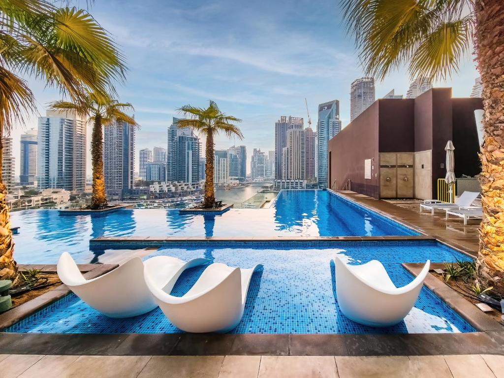 Bazén v ubytování Amazing 1 BD in Marina Gate 2 Dubai Marina nebo v jeho okolí