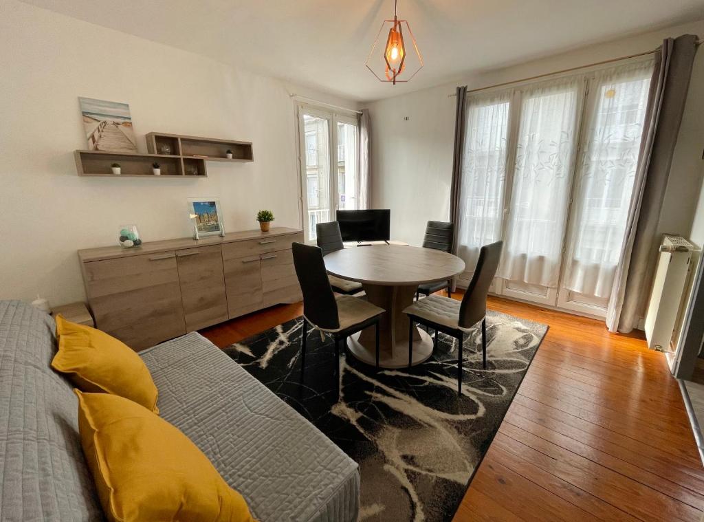 un salon avec une table et un canapé dans l'établissement Le Phare du Tréport - Vue Quai - Hyper Centre, au Tréport