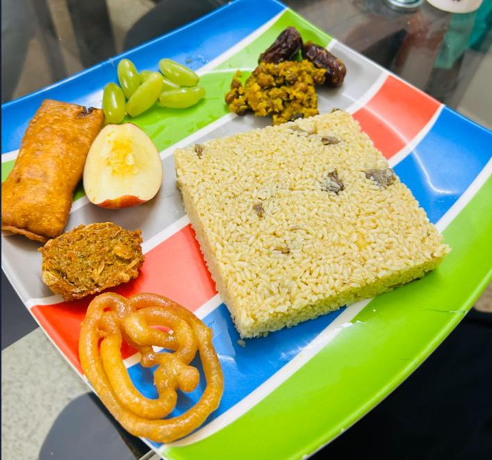 un plato de comida con pan pretzels y pretzel en ICt Park, en Dhaka