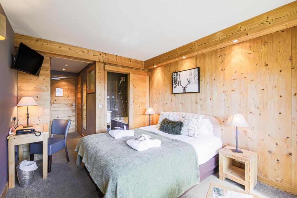 Postel nebo postele na pokoji v ubytování Hôtel et Spa les Clarines