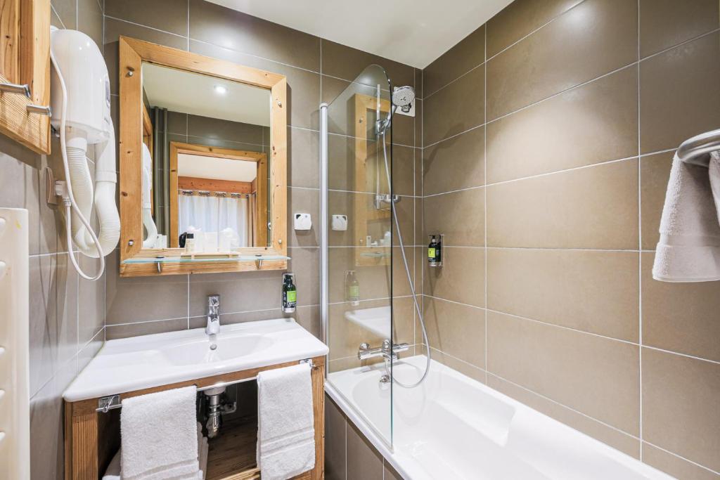 Koupelna v ubytování Hôtel et Spa les Clarines