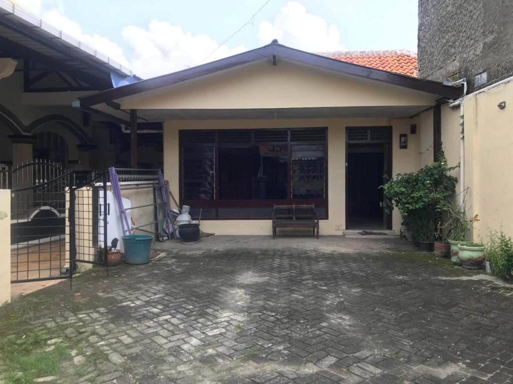 een huis met een veranda met een bankje erin bij OYO 93864 Wisma Gading Syariah in Pemalang