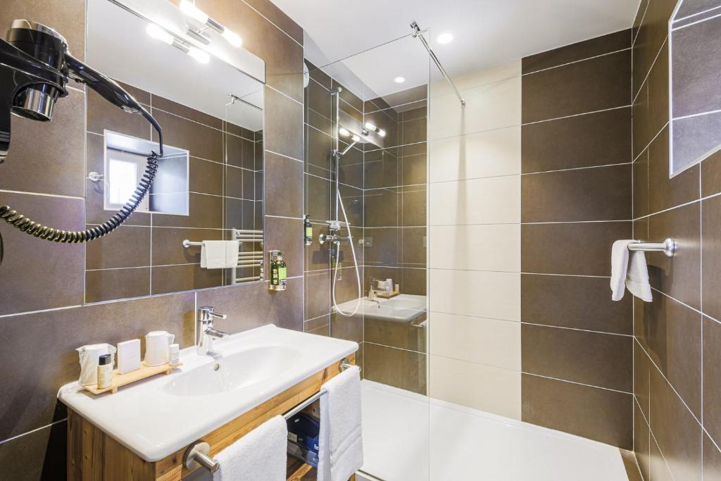 Koupelna v ubytování Hôtel et Spa les Clarines