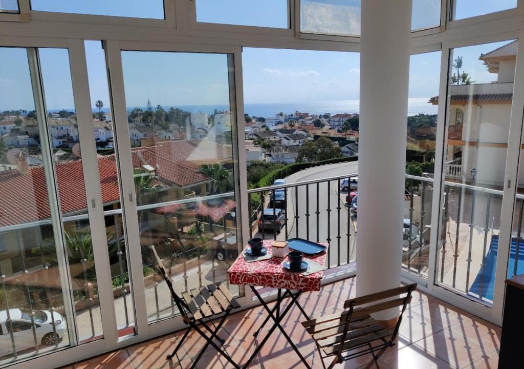 balcón con mesa y sillas en Best apartment ever in El Faro de Mijas en Mijas Costa