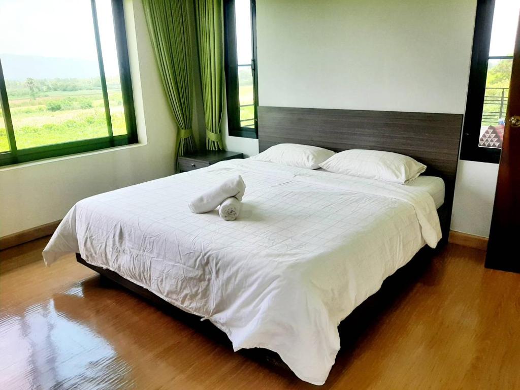 Postel nebo postele na pokoji v ubytování Niramitsook Farm Stay Khao Yai บ้านไร่นิรามิสสุข ฟาร์มสเตย์ ปากช่อง เขาใหญ่