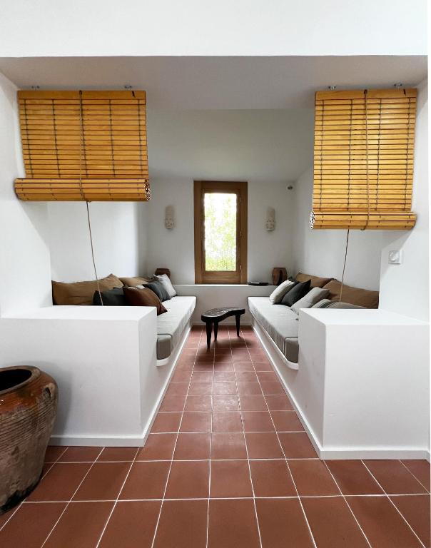 uma sala de estar com dois sofás e uma mesa em Bergerie casitas suite em Canet-en-Roussillon