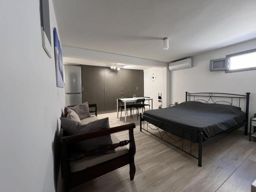una camera con letto e un soggiorno di Emporio New Classic 1Bd Santorini Stylish Apt a Emporio