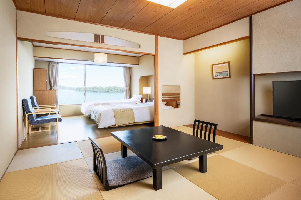 Televiisor ja/või meelelahutuskeskus majutusasutuses Amano Hashidate Hotel