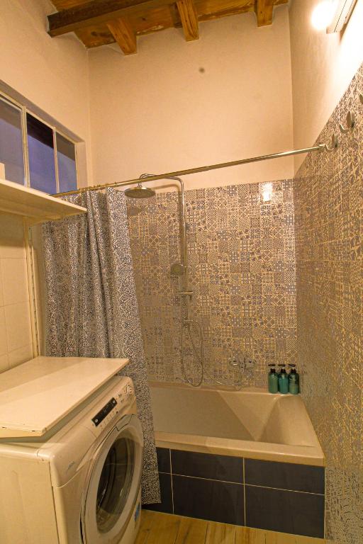 A bathroom at Palazzo Leopardi