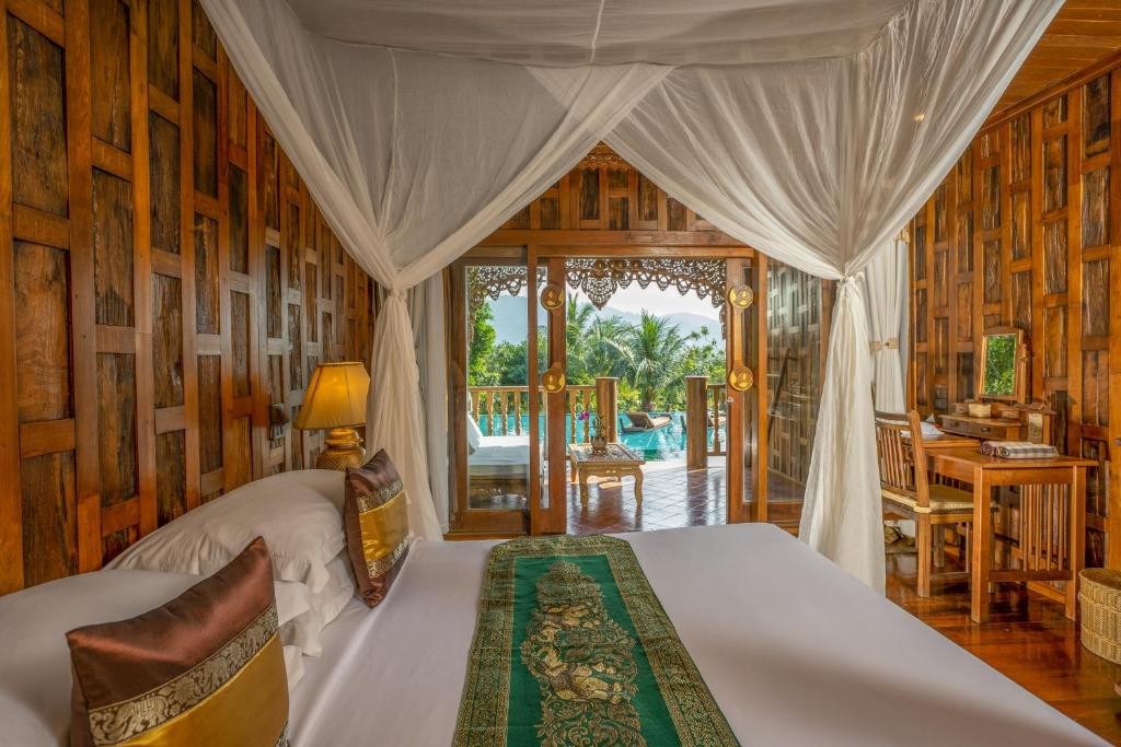 Ein Bett oder Betten in einem Zimmer der Unterkunft Santhiya Koh Phangan Resort and Spa