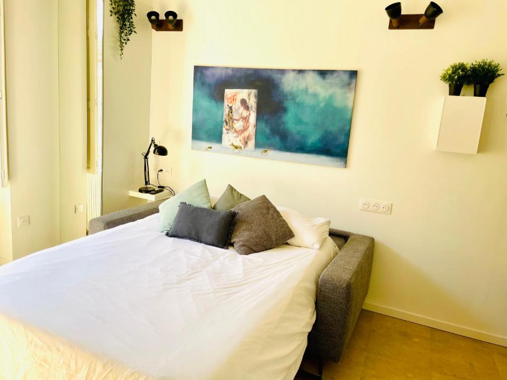 Łóżko lub łóżka w pokoju w obiekcie Studio de charme bien equipé - Matelas de qualité - Proche de la gare et de Versailles