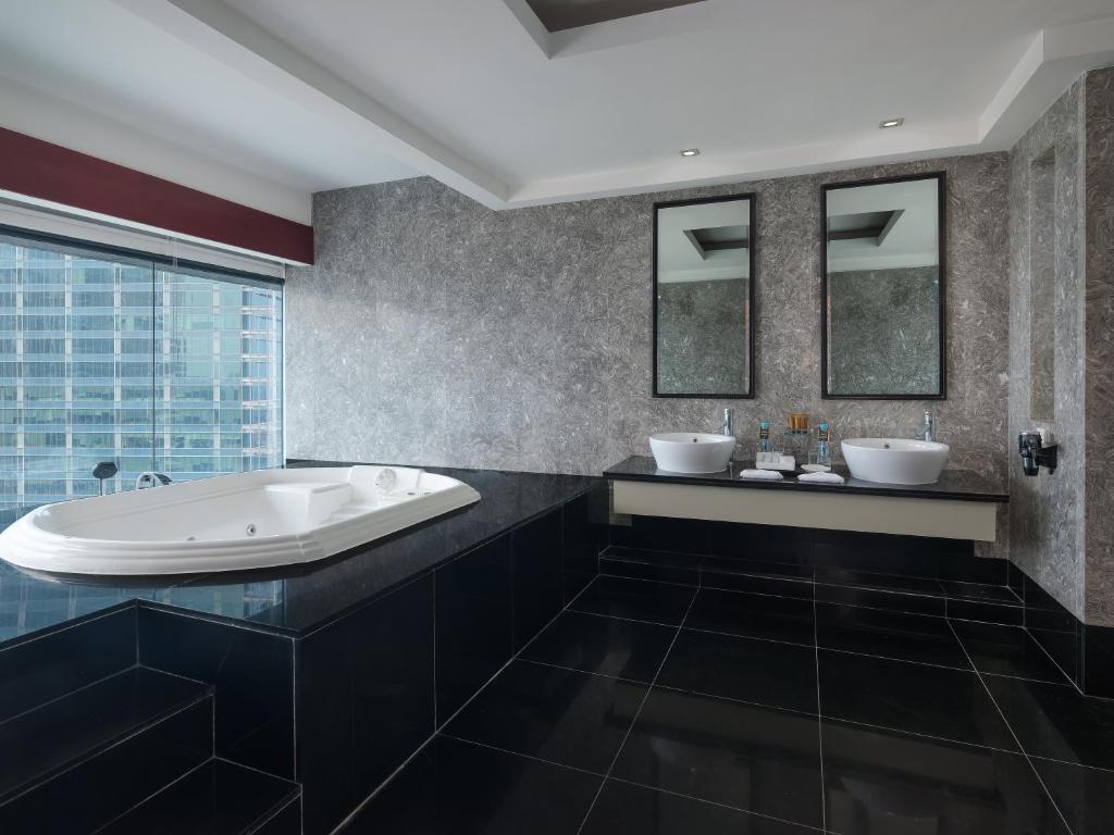 Ένα μπάνιο στο Manhattan Hotel Jakarta