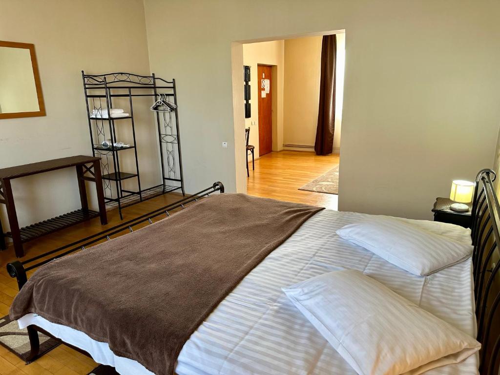 Postel nebo postele na pokoji v ubytování Panoramic Cetatuie
