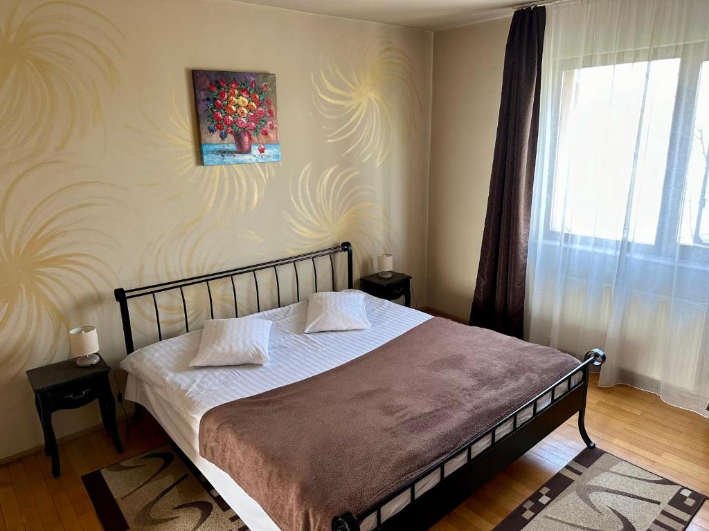 Postel nebo postele na pokoji v ubytování Panoramic Cetatuie