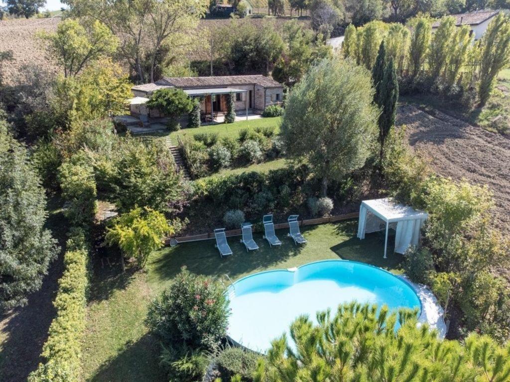 una vista aérea de un patio trasero con una piscina y una casa en Ferienhaus mit Privatpool für 4 Personen ca 100 qm in Ostra, Adriaküste Italien Küste der Marken, en Ostra