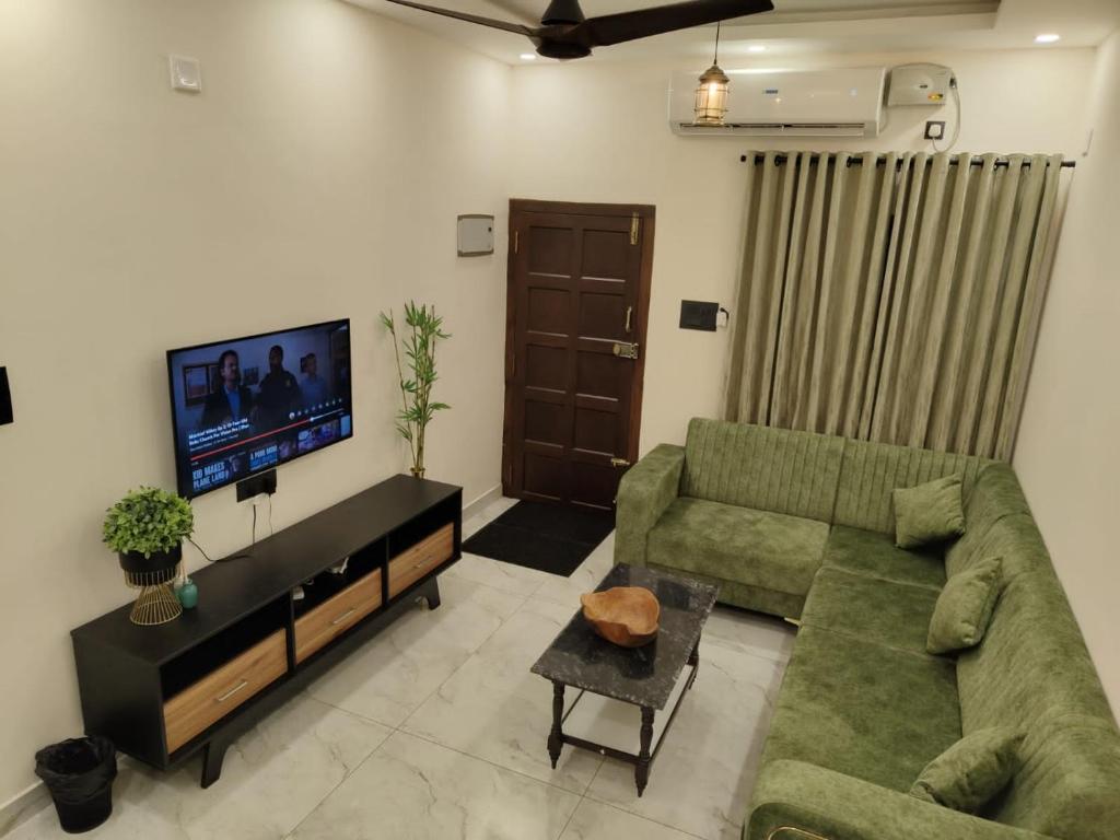 En TV eller et underholdningssystem på Elite Suite - 2 Bedroom with Modern Comforts