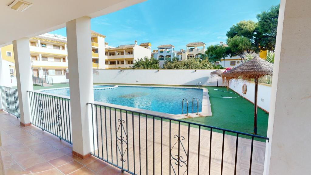 widok na basen z balkonu apartamentu w obiekcie Holidoo Travel "Roda 8" w mieście Roda