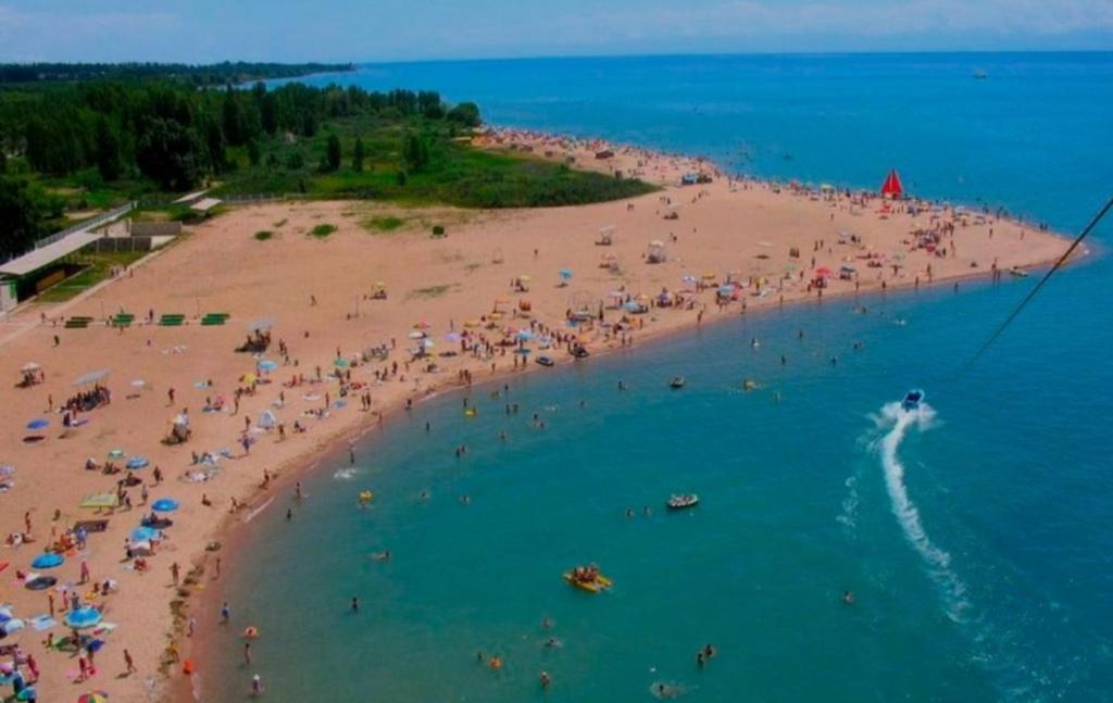 eine große Gruppe von Menschen am Strand in der Unterkunft Азалия in Bosteri