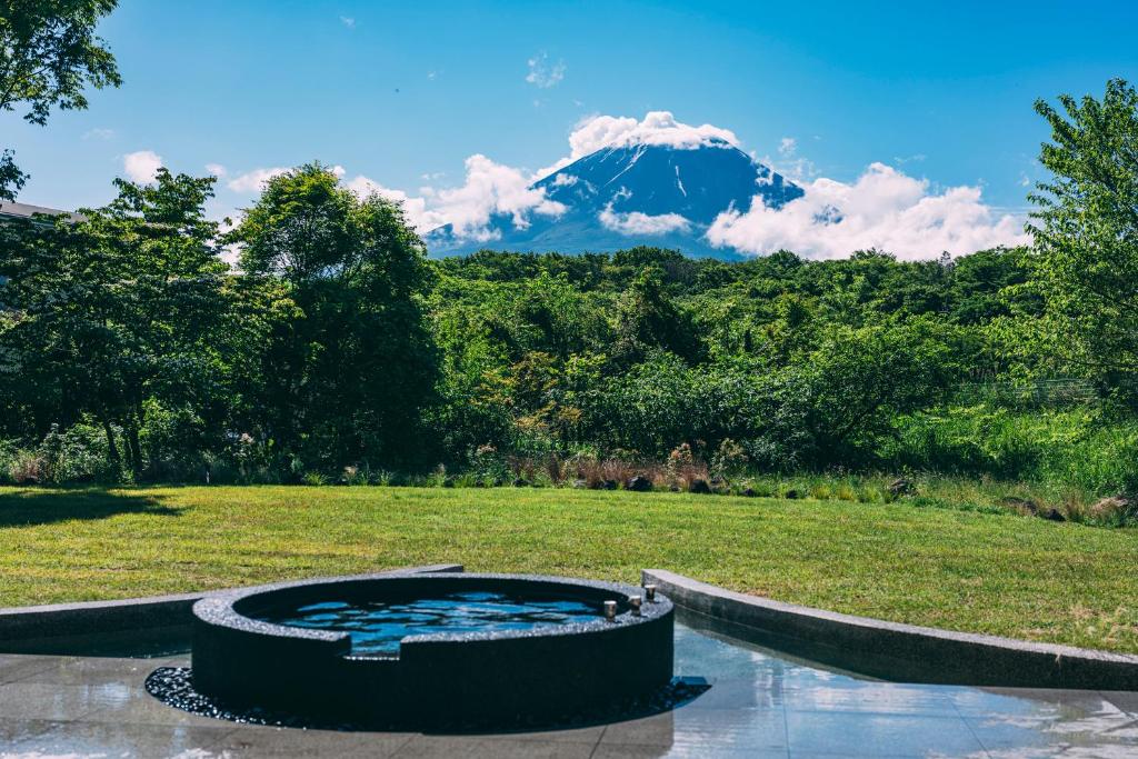 富士河口湖的住宿－GEN.（富士クラシックホテル），从公园欣赏山景