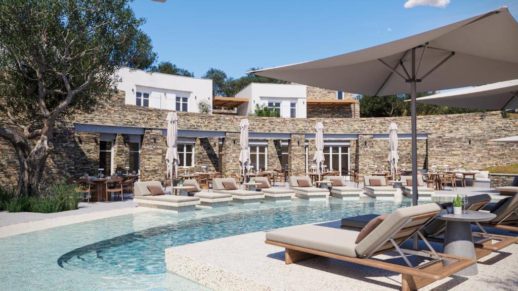 uma piscina com espreguiçadeiras e um guarda-sol em Stamna Sifnos em Sifnos