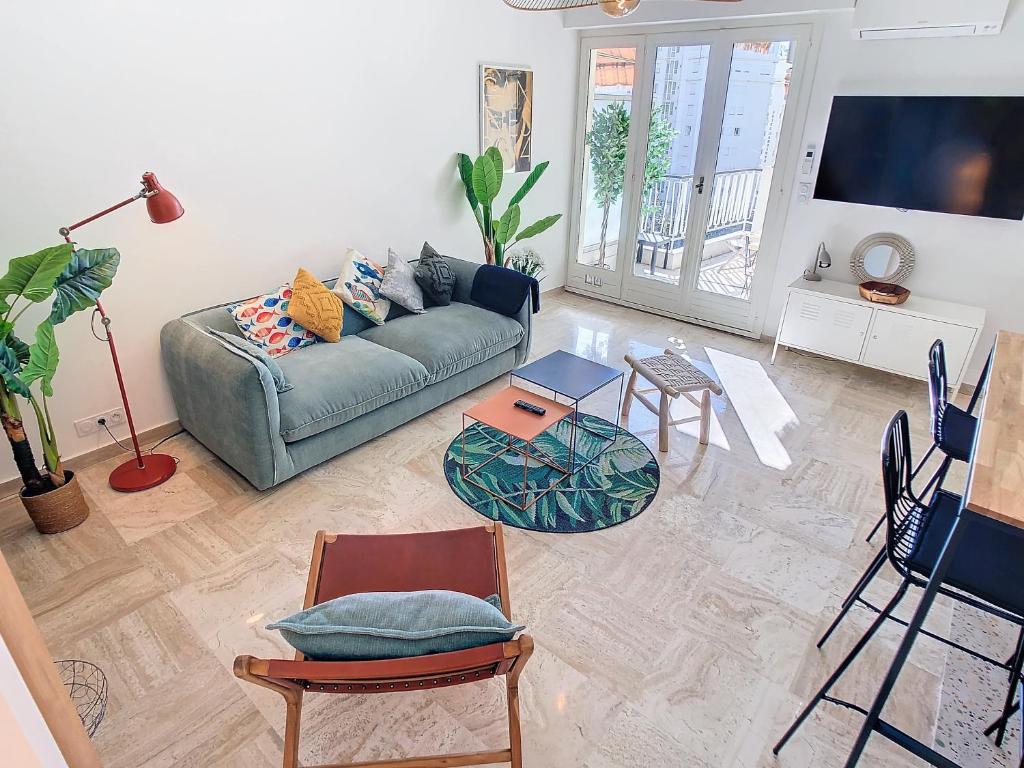 un salon avec un canapé et une table dans l'établissement 1 bedroom Velasquez, 5 mins from Croisette 244 Cannes Riviera, à Cannes